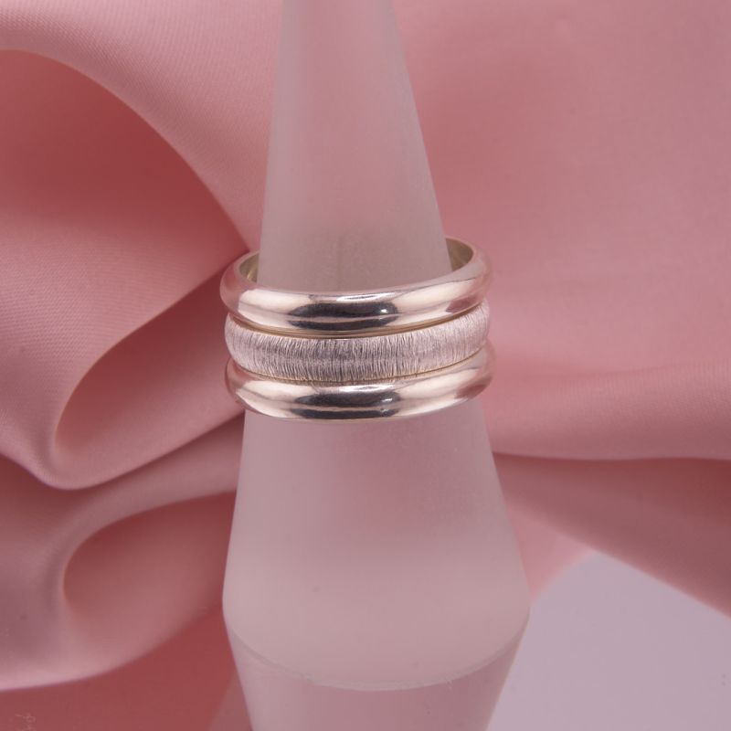 Dreiteiliges Silberring-Set bestehend aus dem strukturierten Ring Coletta und den zwei glatten Ringen Clara Duo.